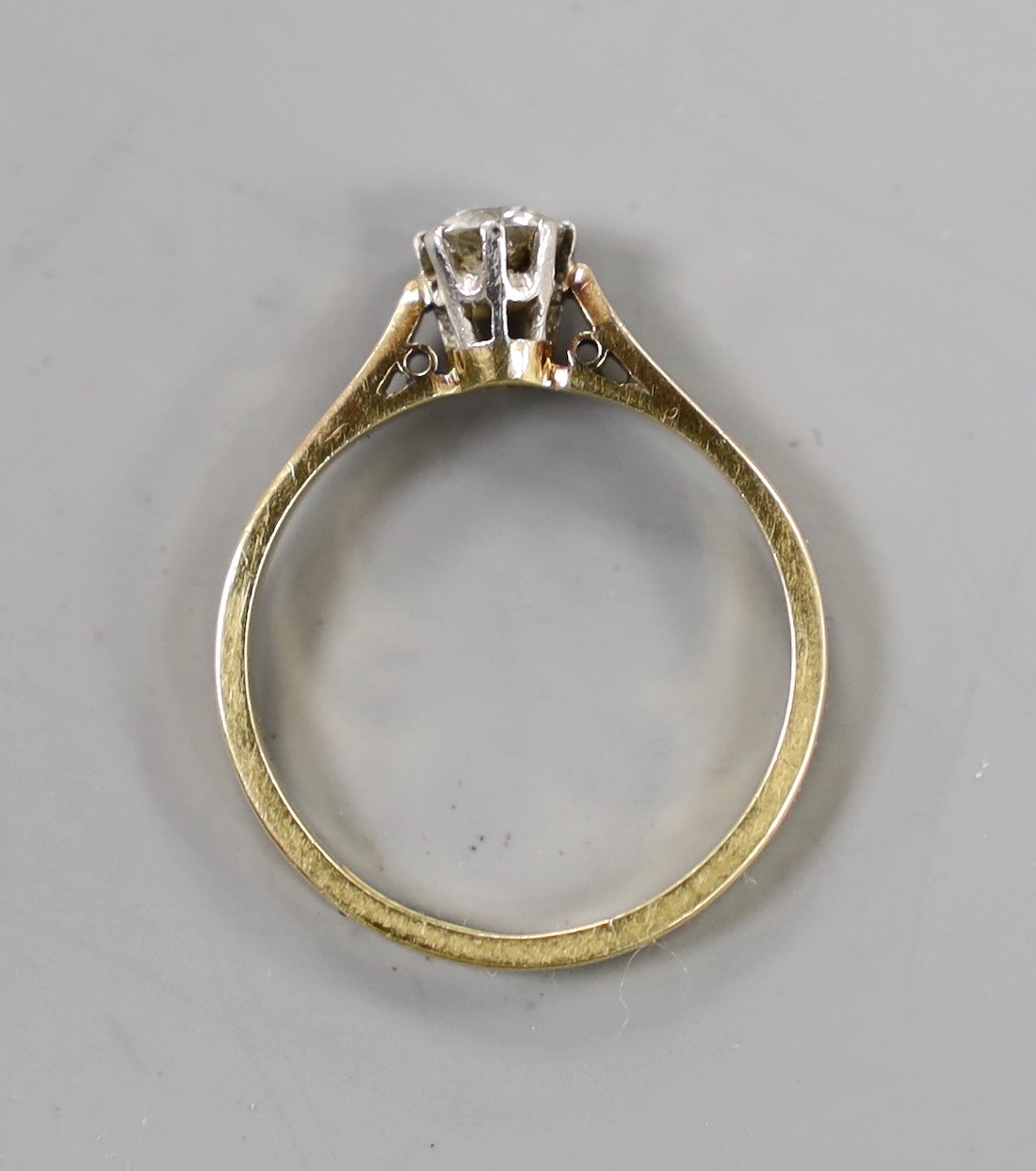 An 18ct and plat. solitaire diamond ring, size M/N, gross weight 2.5 grams.